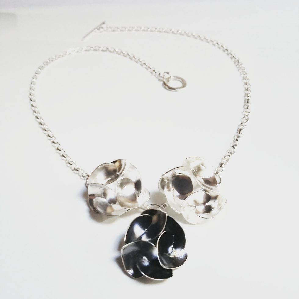 Soul in Link Three Peony Necklace